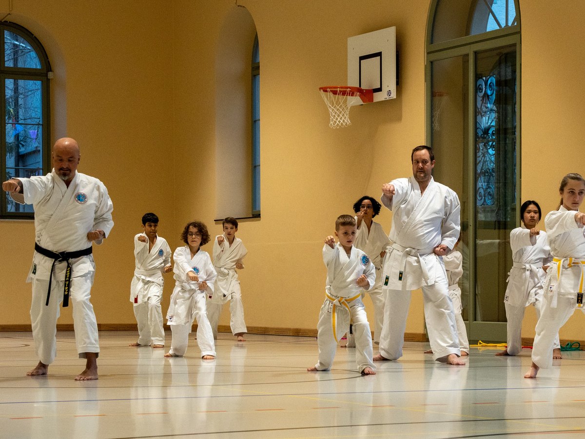 Kinder und Erwachsene trainieren gemeinsam im Dojo