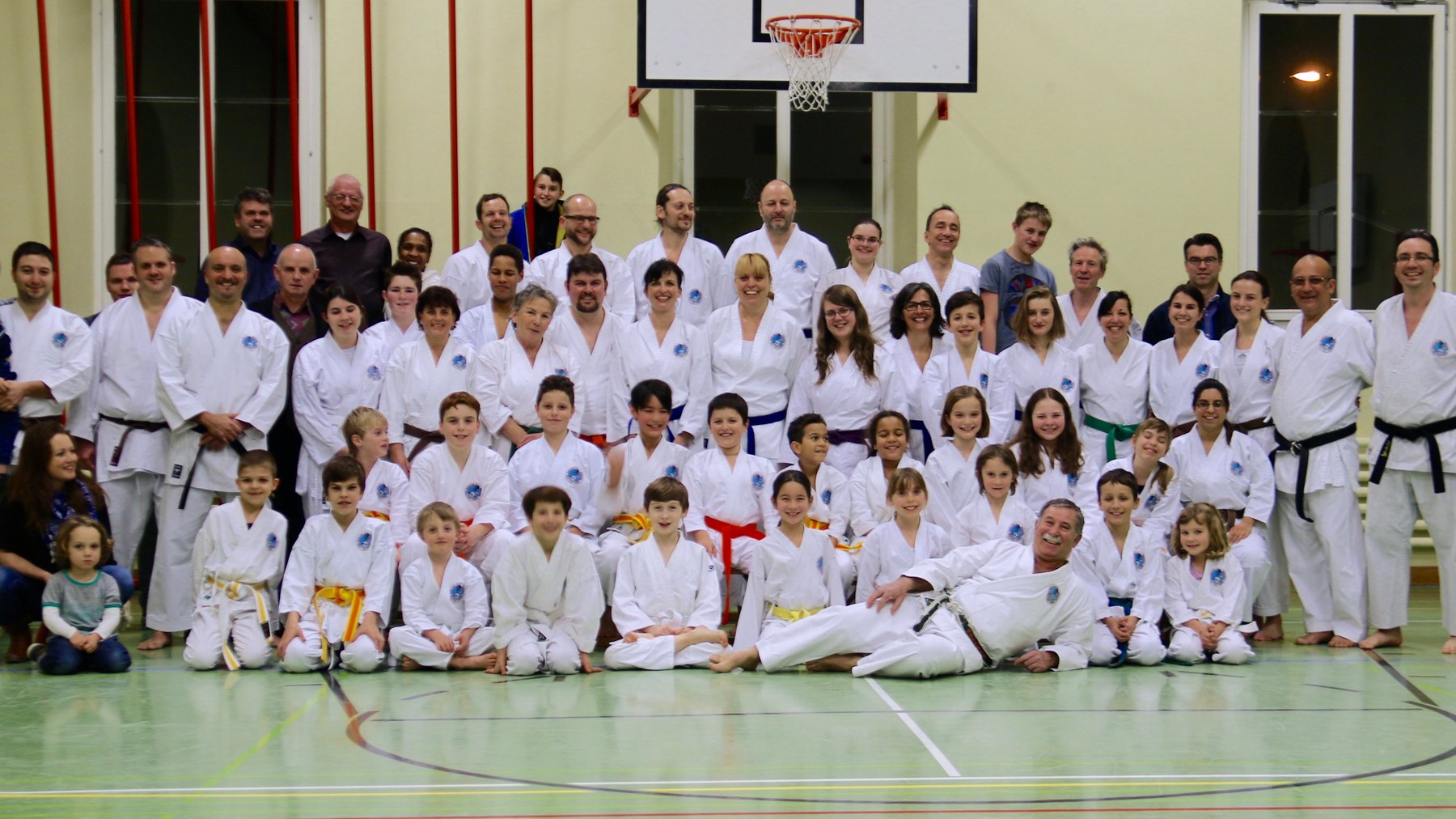 Gruppenfoto des Karate-Club 3K in der Turnhalle Lind Nord
