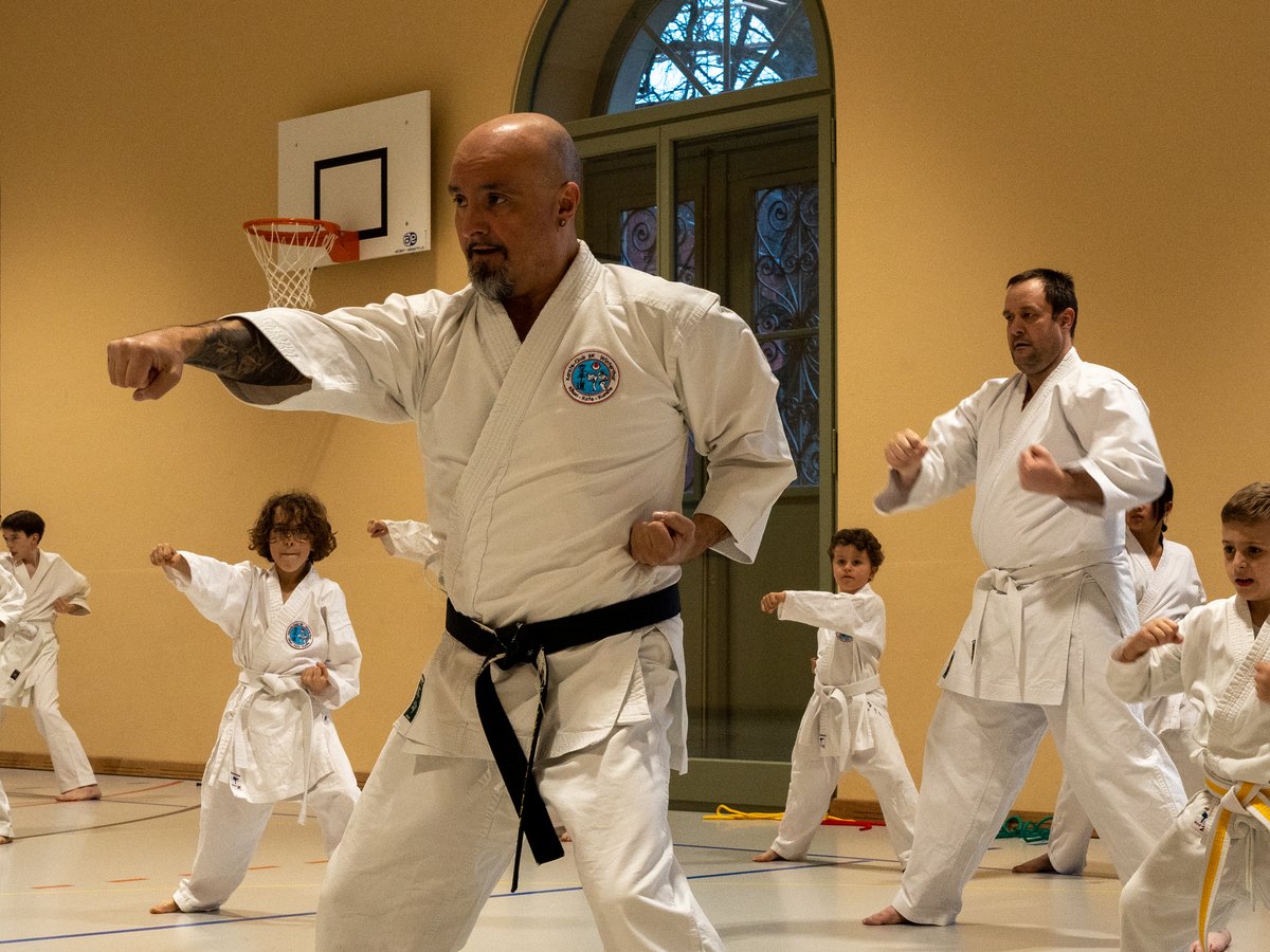 Kinder und Sensei beim gemeinsamen Gyaku-Zuki