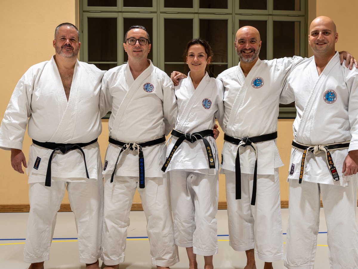 Fünf Senseis des Karate-Club 3K im Gi