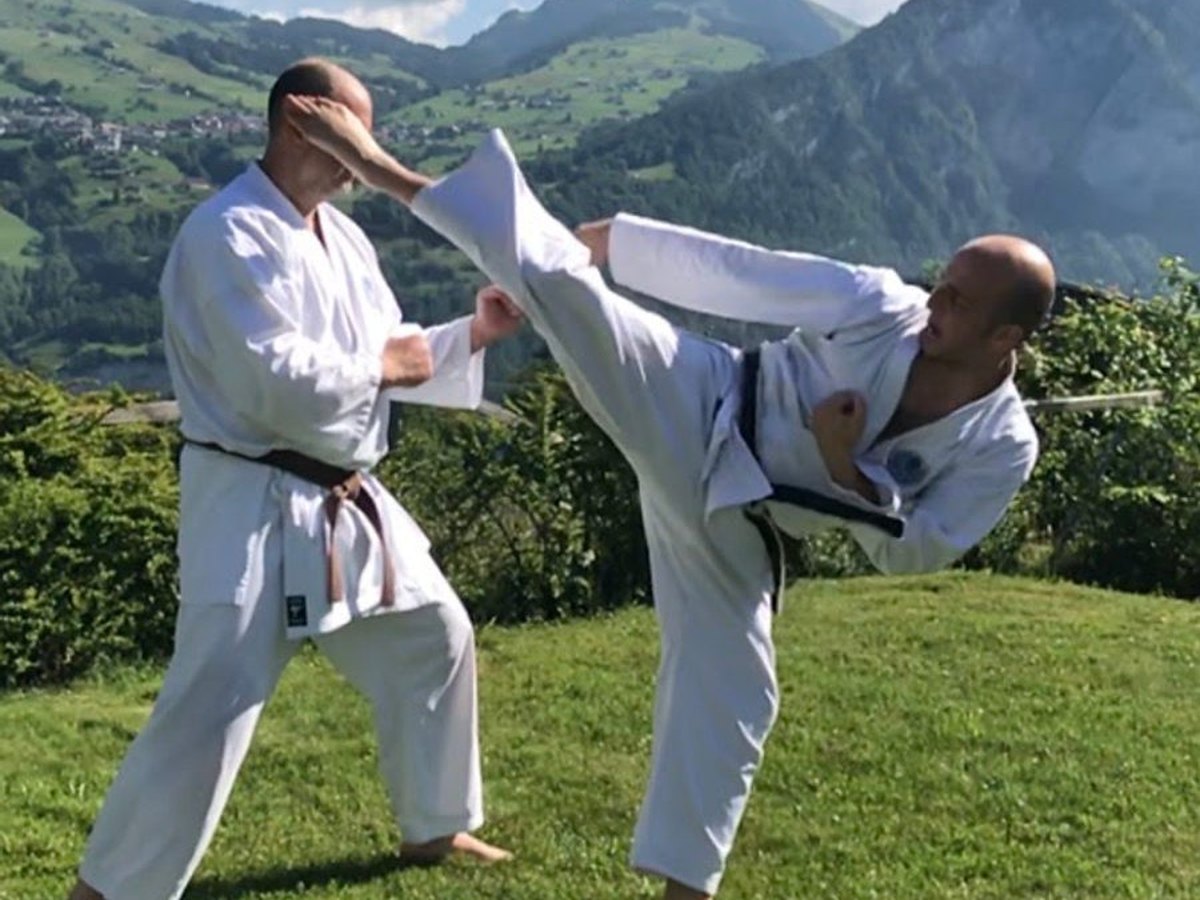 Zwei Senseis beim Partnertraining im Freien