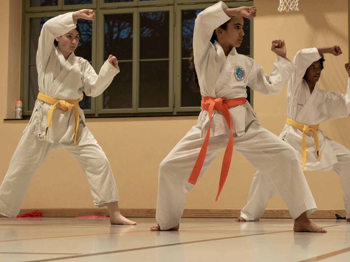 Kinder üben Age-Uke in der Turnhalle Lind Nord