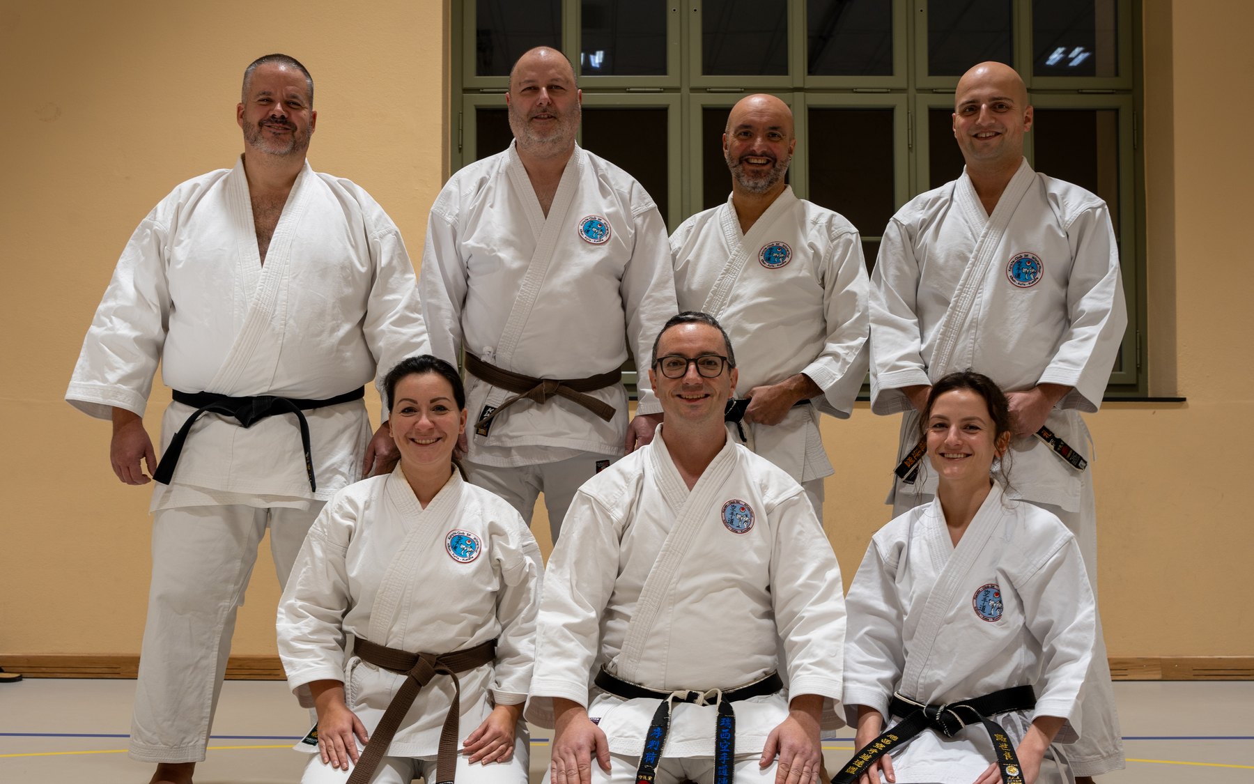 Vorstand des Karate-Club 3K im Dojo: vier stehend, drei kniend